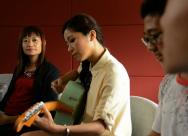 文恩澄與參加舊曲新詞比賽的學生練歌。