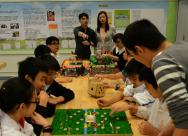 舊生回校與師弟妹玩他們設計的中史棋盤。