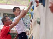 馮安副校長在個別資源輔導加入體育訓練，當中以運動攀登加強學生的體能和自信心。
