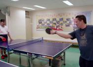 學校的乒乓球訓練幫助余靜海爸爸與兒子重建親子關係。