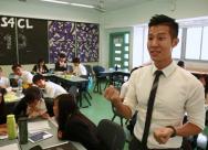 沈老師透過在課堂上辯論去訓練學生的英語聽，說能力。