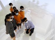 其中一個單元介紹香港景點，老師安排學生透過VR影片，模擬親身到訪實景，主持司勲亦一同參今次的虛擬本地遊。