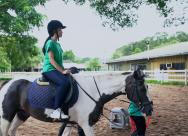 在教導授中國馬備歷史一課，陳老師安排一班高中學生到騎術學校，體驗騎馬活動和了解馬備的重要。