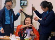 为了让学生感受盛唐文化，陈老师安排了专业化妆师教导唐朝女性化妆。