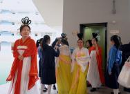 为了解盛唐的文化，同学们变身唐朝美女。
