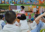 幼稚園以繪本作主要教材，培養小朋友閱讀興趣及激發思考空間